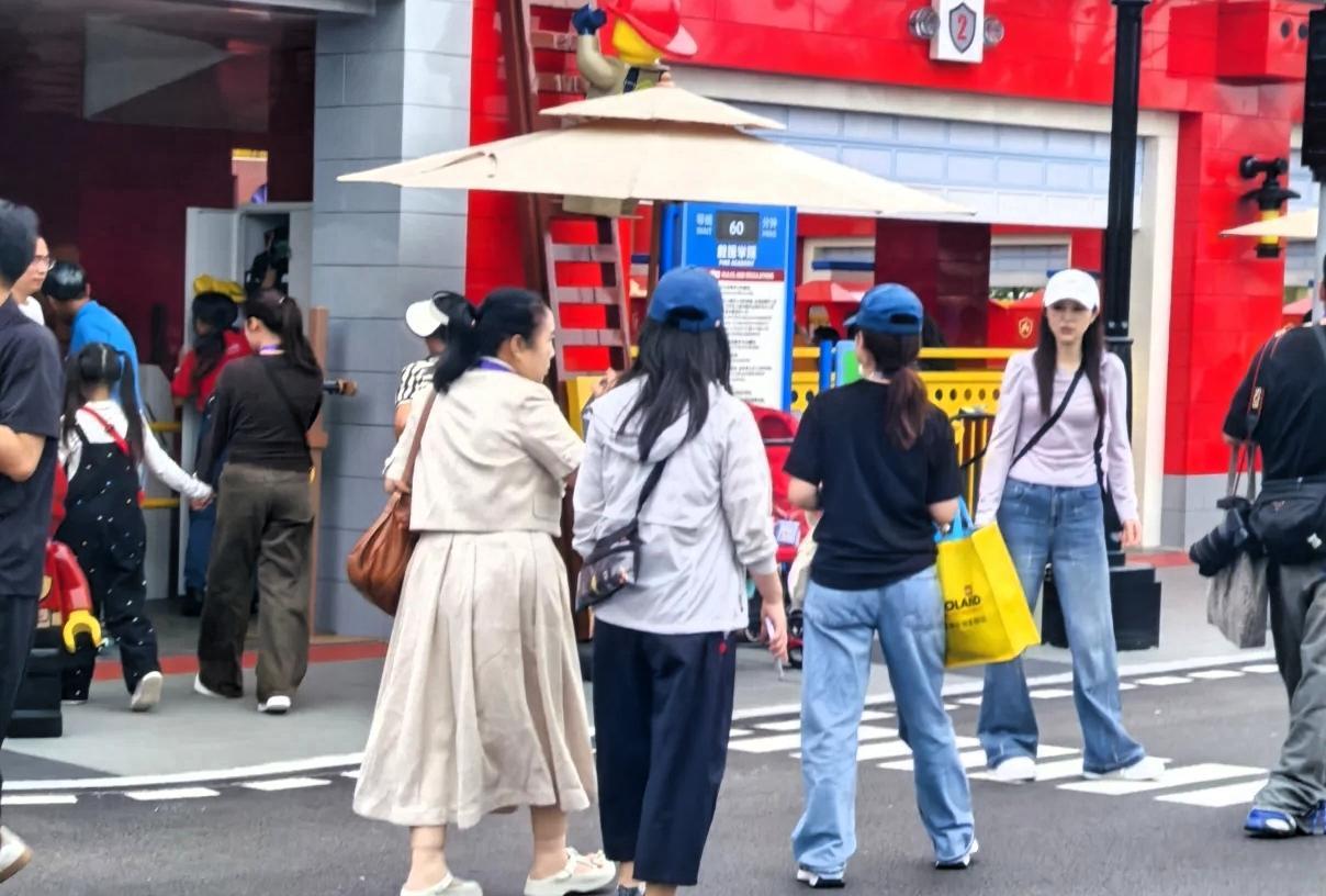 有网友在上海乐高乐园偶遇董璇一家，小酒窝最近很火，已经是小小明星了！有一说一，董