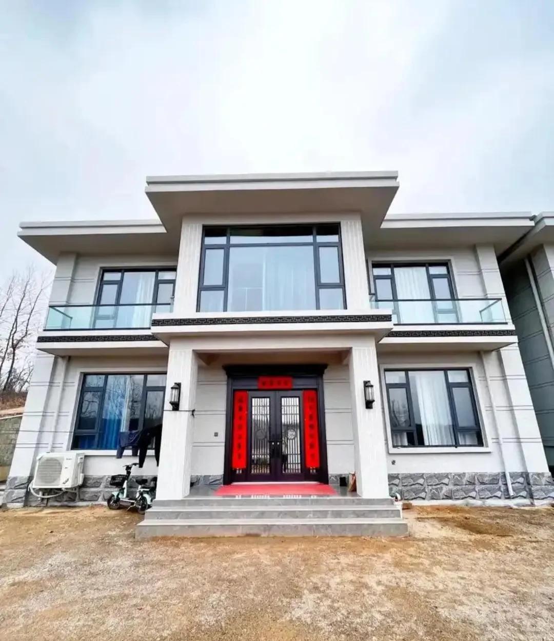 我不同意老公回老家建房，浪费钱财。老公这几年一直在盘算要回老家去建一座房子，说