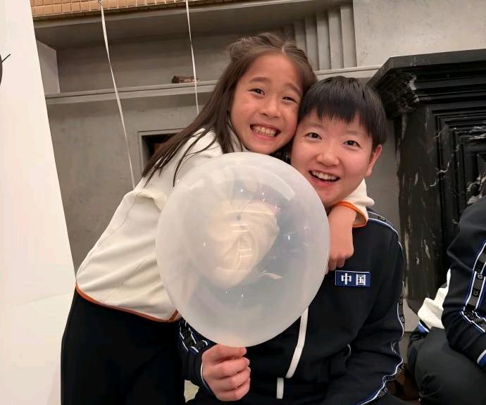 孙颖莎这张脸骗了不少人不是因为她可爱也不是因为脸肉肉的，让人想捏，而是她