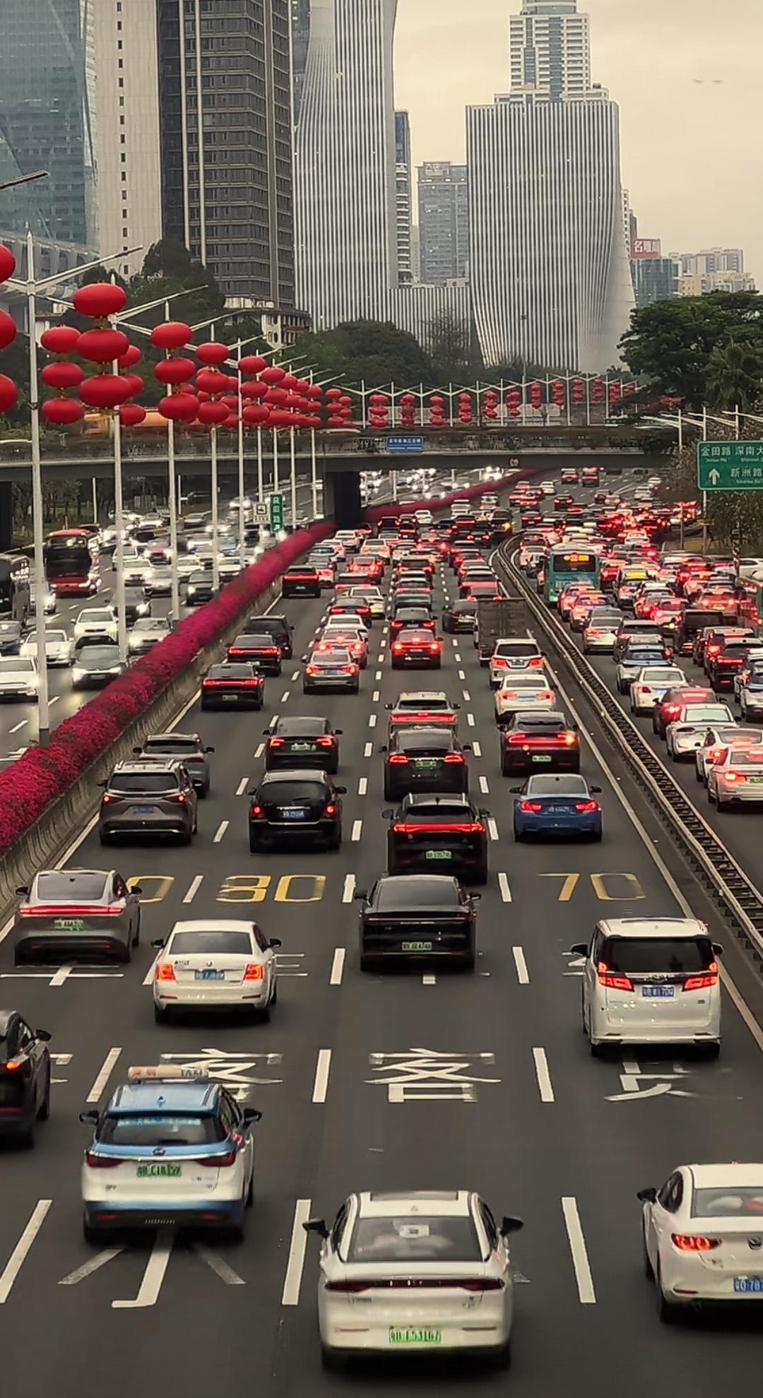 虽然广州常住人口数量比深圳多了将近100万，但是广州全市总面积是深圳的3.7倍。