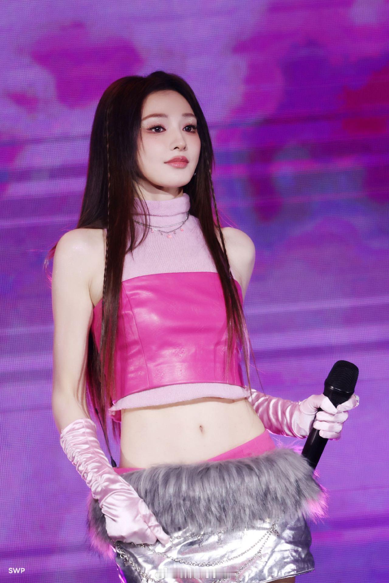 彭小苒踩10cm高跟鞋唱跳这么高的鞋跟还能唱跳真不容易啊点赞👍