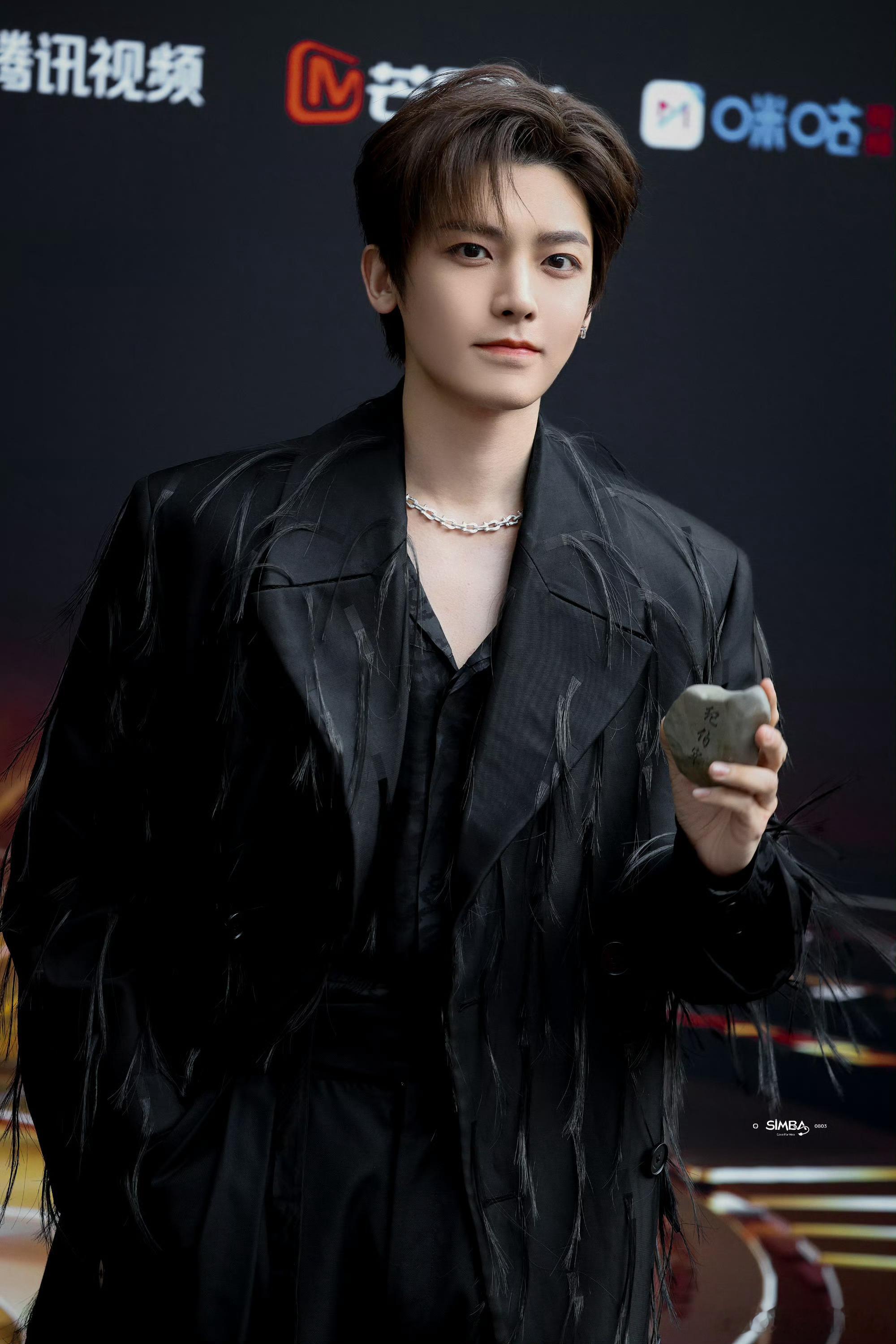 侯明昊怼脸帅成啥样了高清镜头下毫无瑕疵，状态拉满，颜值天花板实锤！​​​