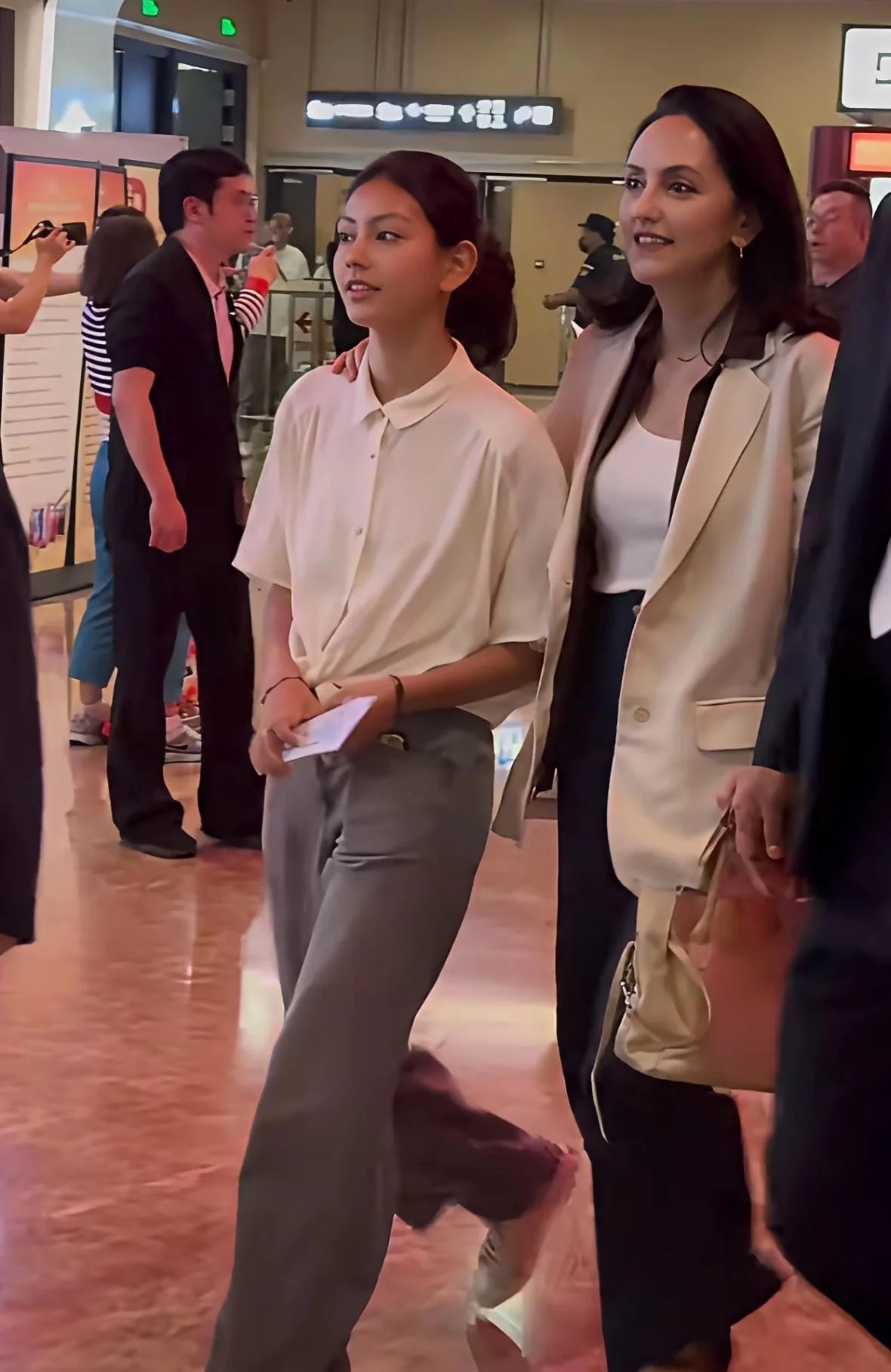 刘烨女儿都这么大了吗，怎么看着不像他啊
