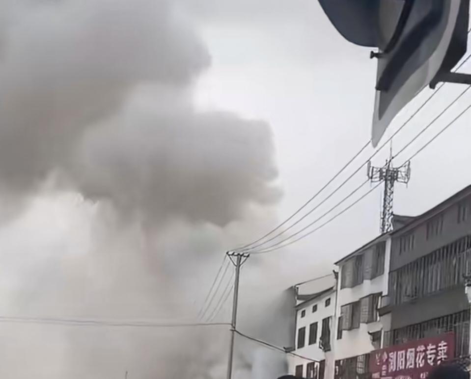 12人遇难，而且还有5个是孩子。​昨天下午，湖北宜城郑集镇金铺村，一百货店突