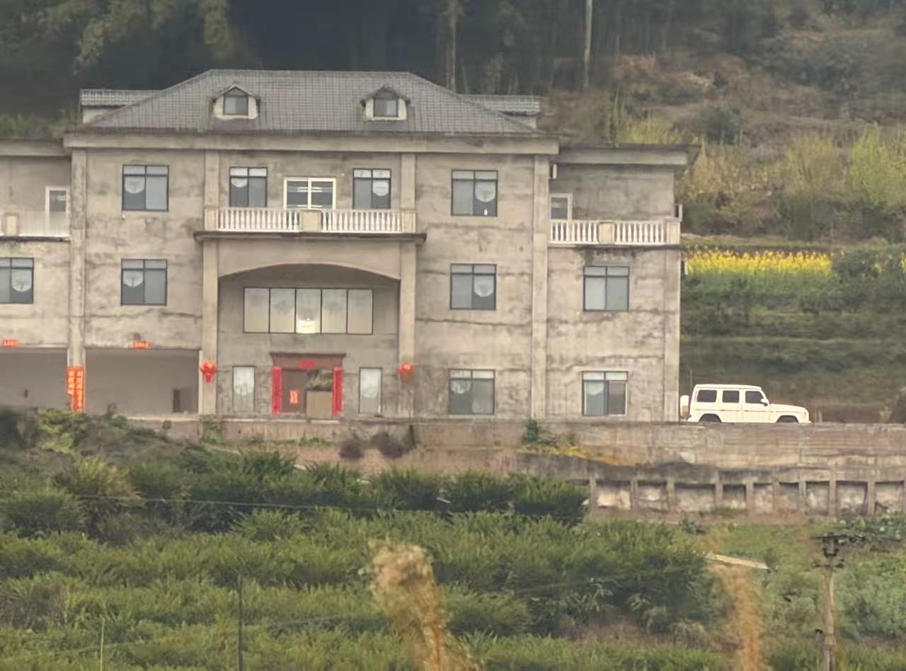 昨天在高速路上瞥见农村一栋帝王楼，门口还停着辆G63，这家人得多富裕啊