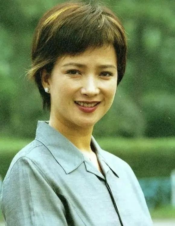 原以为何晴那张眉眼微蹙、如泣如诉的神颜，搭配的应是弱柳之姿的病态美。其实，她有