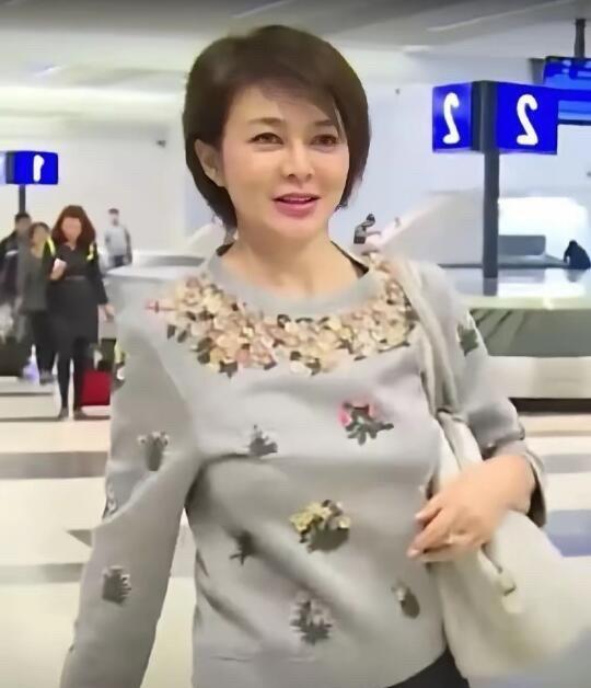 这才是真正的不老女神，都60多岁了，怎么还是这么的年轻，比陈红都要美。感觉老天爷