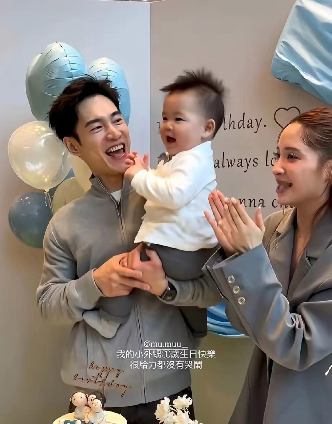 欧阳妮妮给儿子办周岁宴了，邀请了两边的家人一起，妹妹欧阳娜娜，欧阳娣娣都在现场给