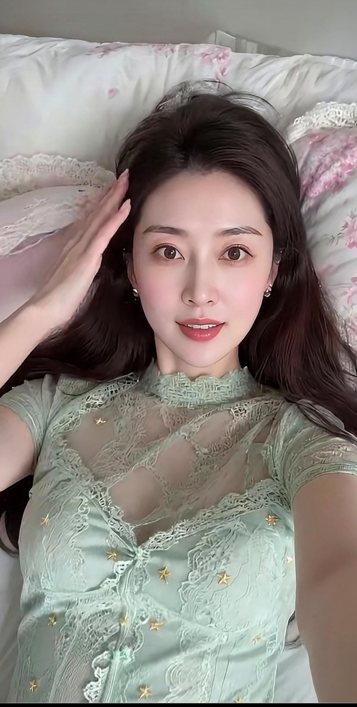 姐姐的气质无人能比，姐姐的笑容满面春风，姐姐的手势风情万种，姐姐的薄衣迷人万千。