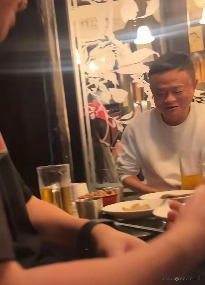 有钱了，当然怎么开心怎么活。马云想开了，改变不了其它，就改变他自己，吃喝玩