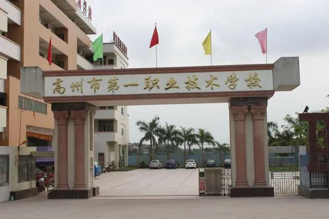 进不了大学校门，家长其实完全不必慌慌张张的。在我同村的70后人群里，有几个人