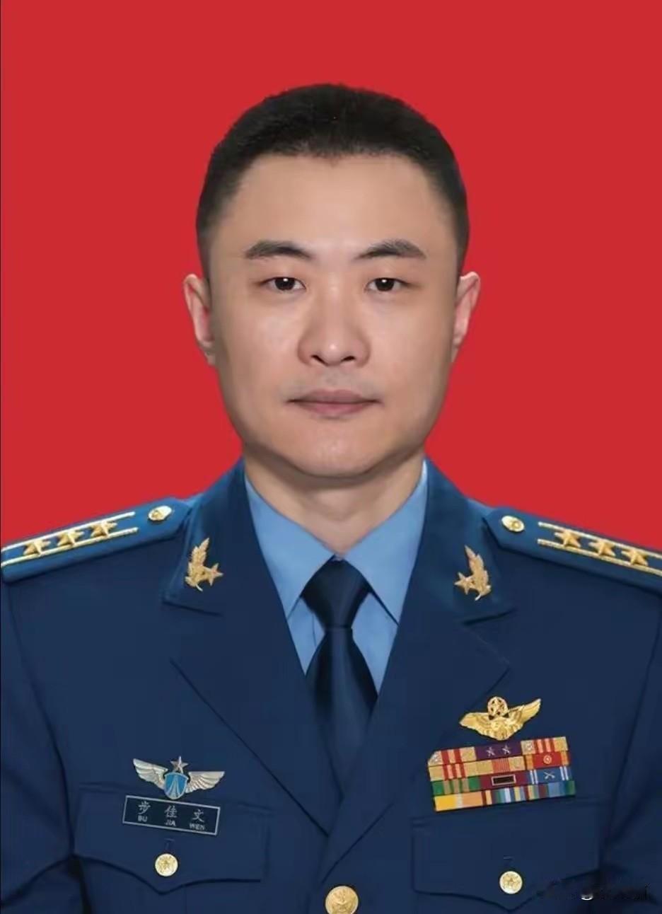 这哥们是个狠人。90后，上校，飞行大队长。最绝的是他外公是抗美援朝老兵，从小