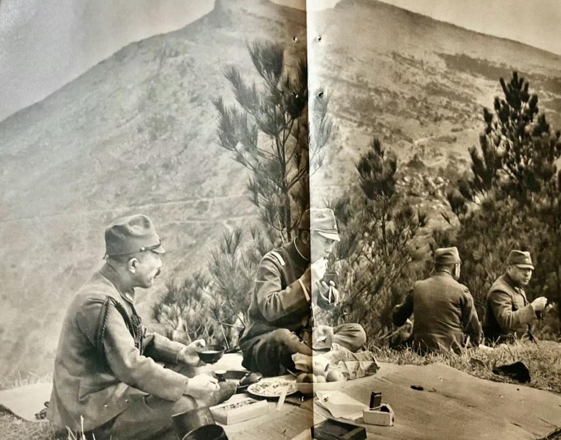 1937年，南京沦陷后，日寇总司令西尾寿造和总参谋长板垣征四郎在紫金山上，这是在