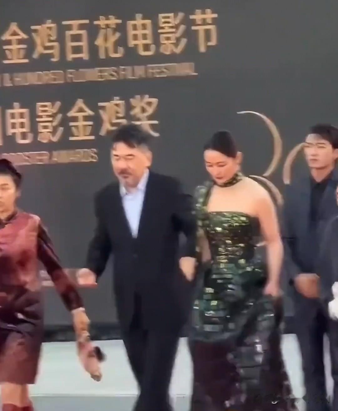 陈建斌蒋勤勤合体走红毯，两口子一点默契感都没有，陈建斌几次都没有牵到老婆的手[捂