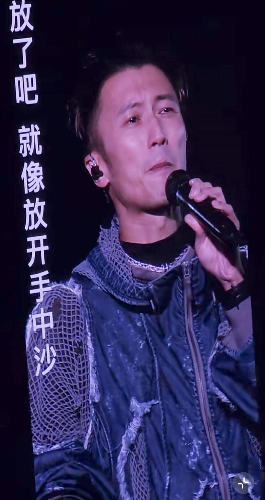 4月11日晚上，谢霆锋在武汉演唱会上唱着唱着眼里含泪，快哭了似的，他的左脸颊有明
