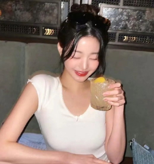 张元英直拍，确实比以前长开了，也更好看了。
