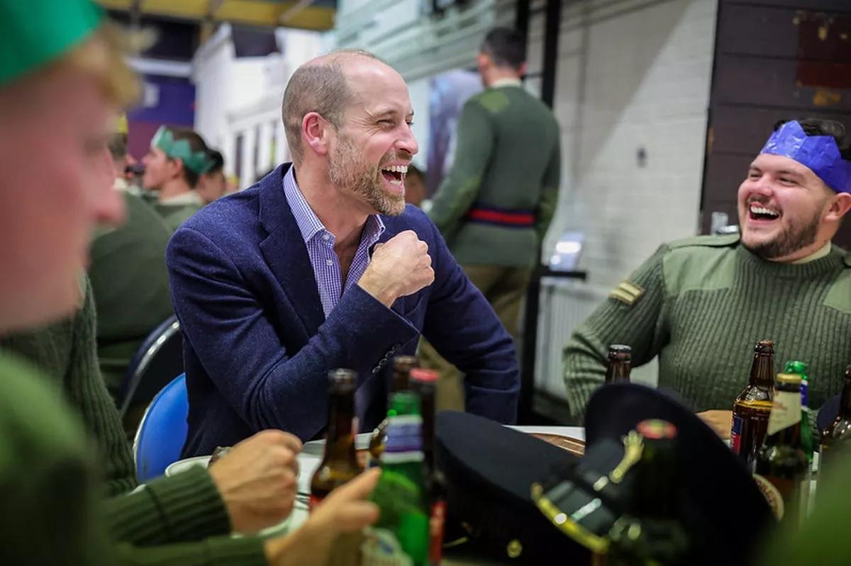 威廉王子在温莎的军营参加了威尔士卫队的圣诞聚会，在那里他帮忙上圣诞晚餐，随后与他