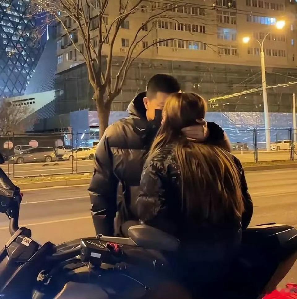 我记得痞幼的男友不是50岁大叔嘛？什么时候又有新的了，而且又黄了....