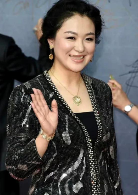 2008年《潜伏》开拍，沈傲君和孙红雷拍完吻戏后，她悄悄地对导演说：我给你100