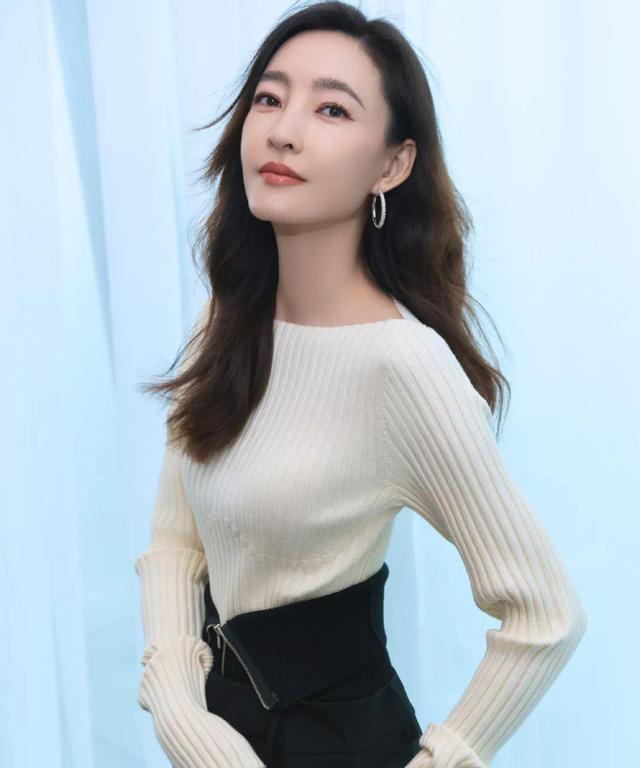 40岁王丽坤首演短剧引热议：放下身段是勇气，拥抱变化是智慧近日，40岁演员王丽