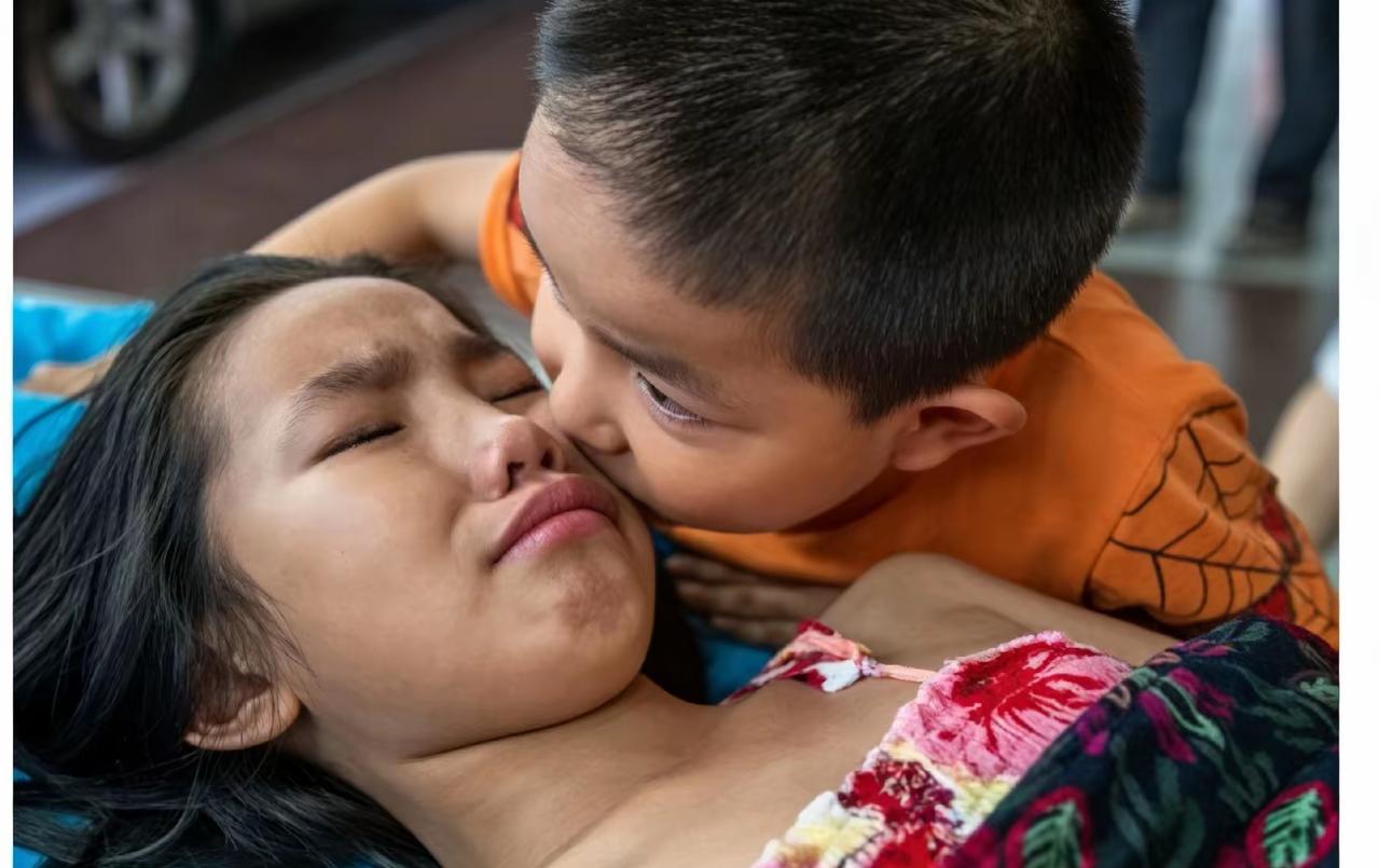 真的看哭了！河南信阳这对姐弟，让我们读懂了什么是最戳心的手足情。7岁的年纪