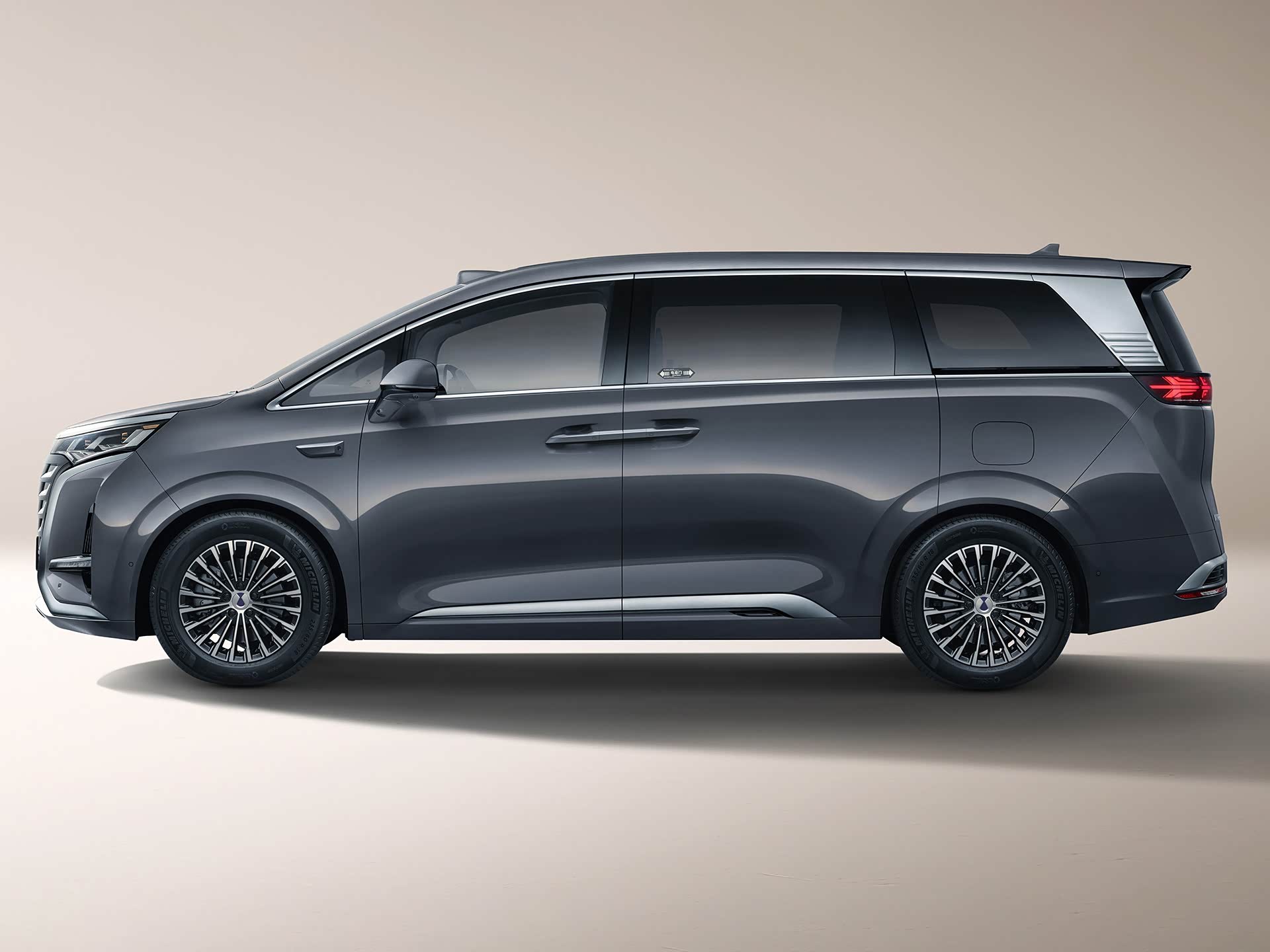 腾势D9是2022年上市的，时间和理想L9差不多，而且和理想L9一样，腾势D9作