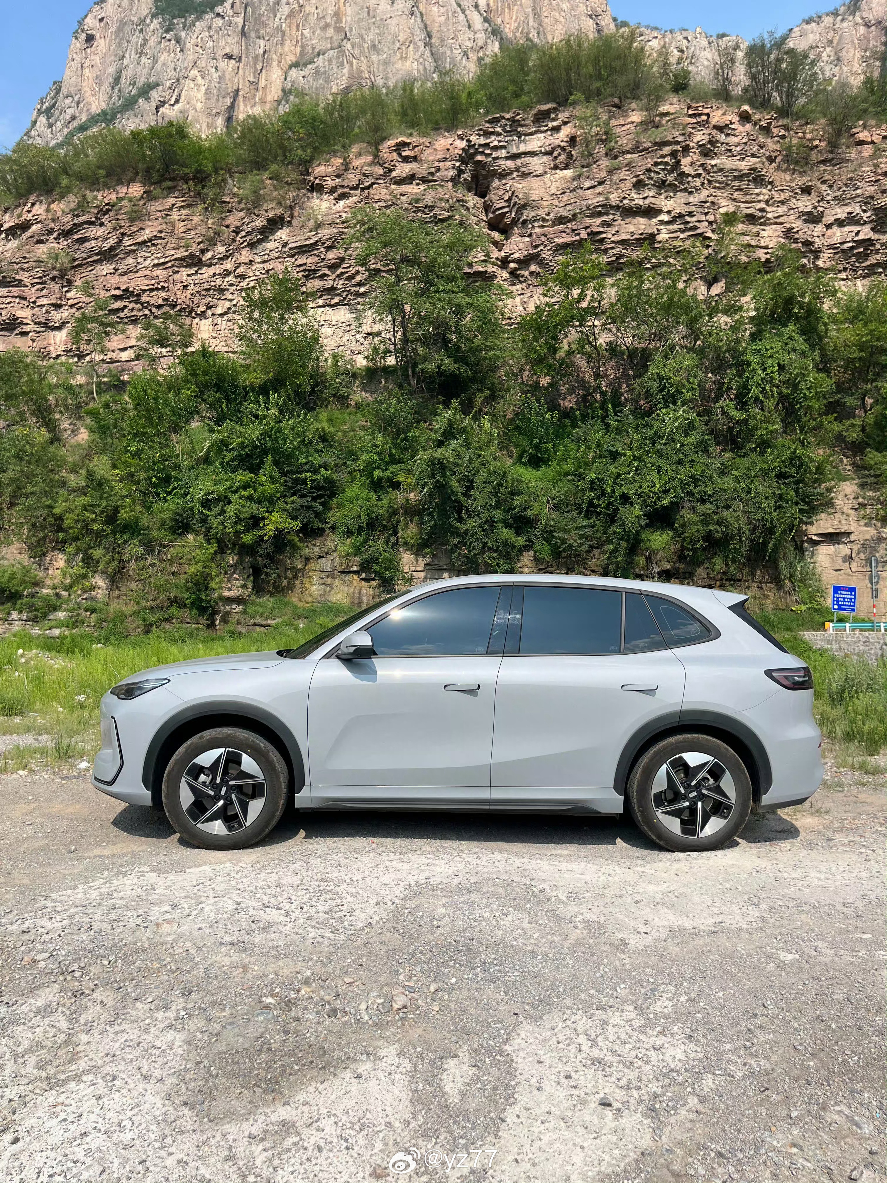 哎这垃圾胎配垃圾底盘，别说激烈驾驶，深踩点油门稍微快点变个道都难受得不行，外观空