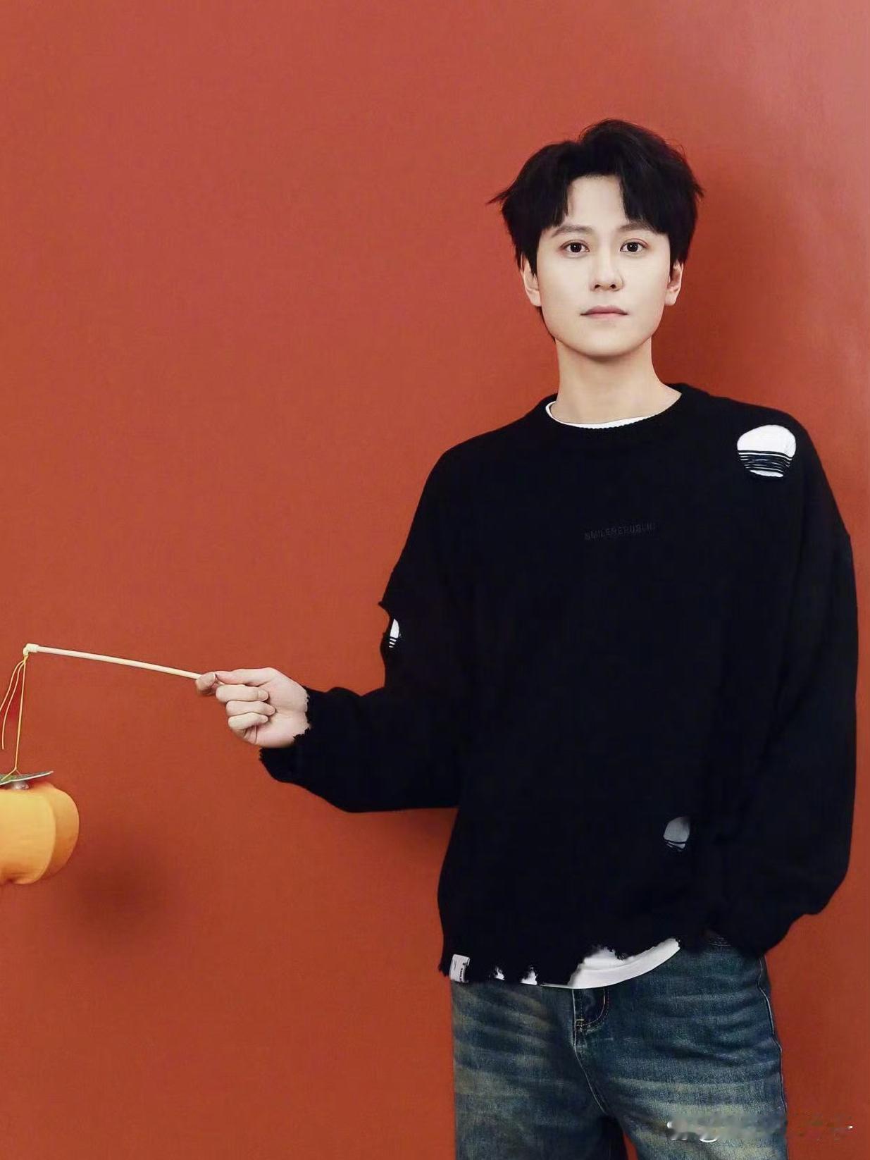 1.雷佳音拍戏的时候会拍别人丑照，然后做成表情包，他为了做表情包，还特地买了一个