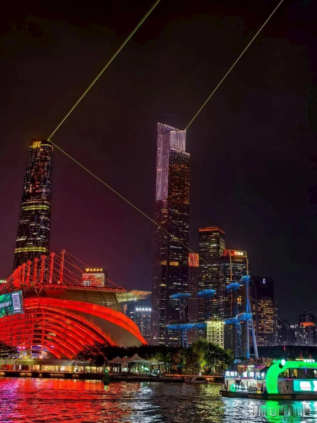 这几天广州花团锦簇、灯光璀璨、热闹非凡。刚从野外回来，眼前一切太过耀眼绚烂，让人