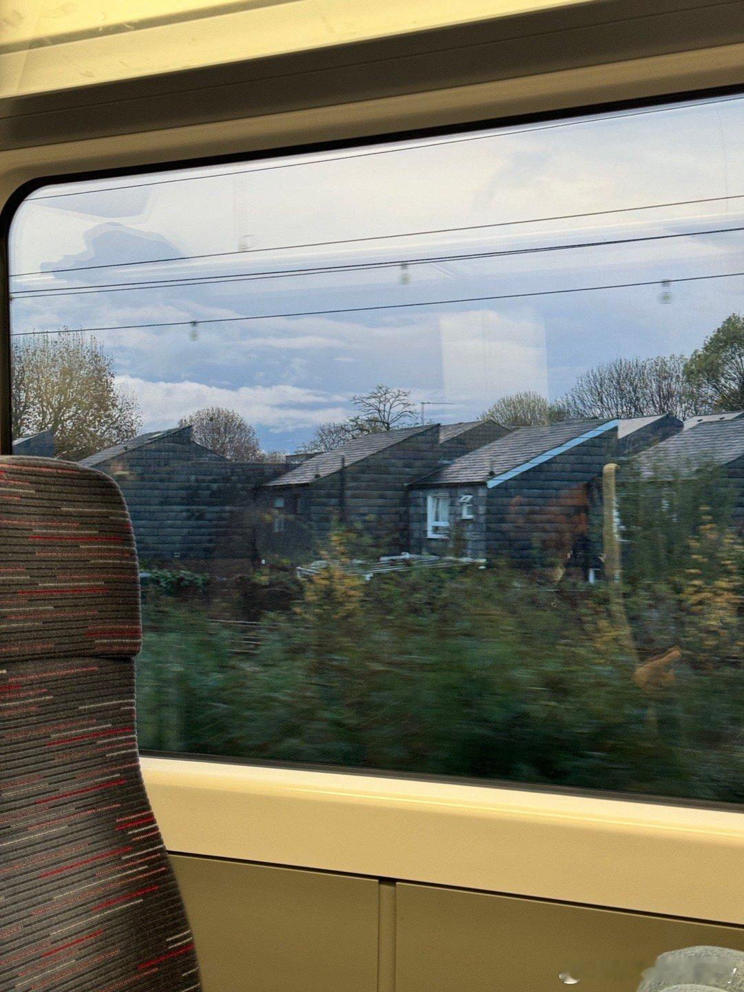 剑桥能够培养极致的浪漫主义，五彩的落叶卷携着细雨飘落在开往CambridgeN