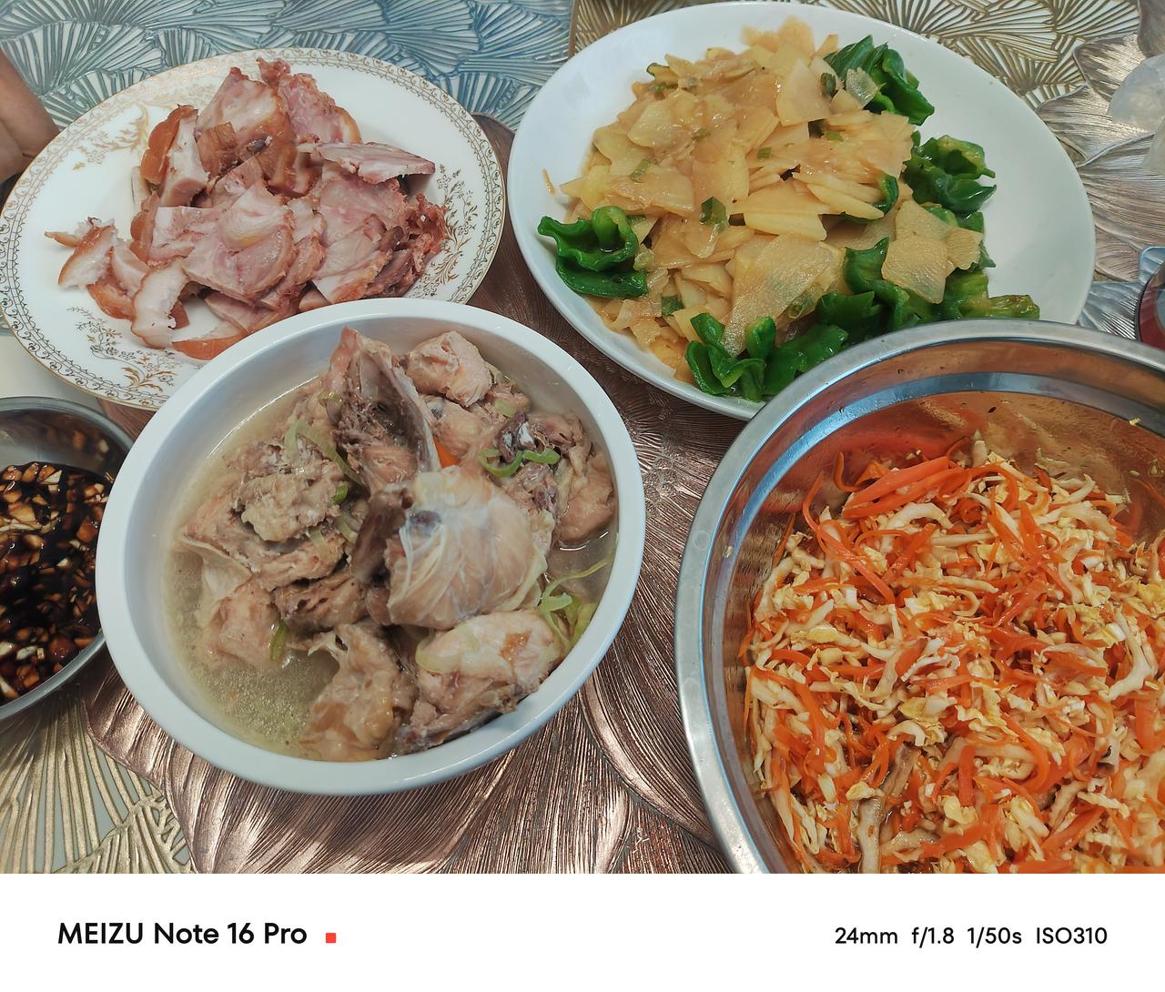 最近的大闸蟹真的好好吃啊,肉肥黄多,各保个满。梭子蟹也特别鲜美,喜欢吃海里的味道