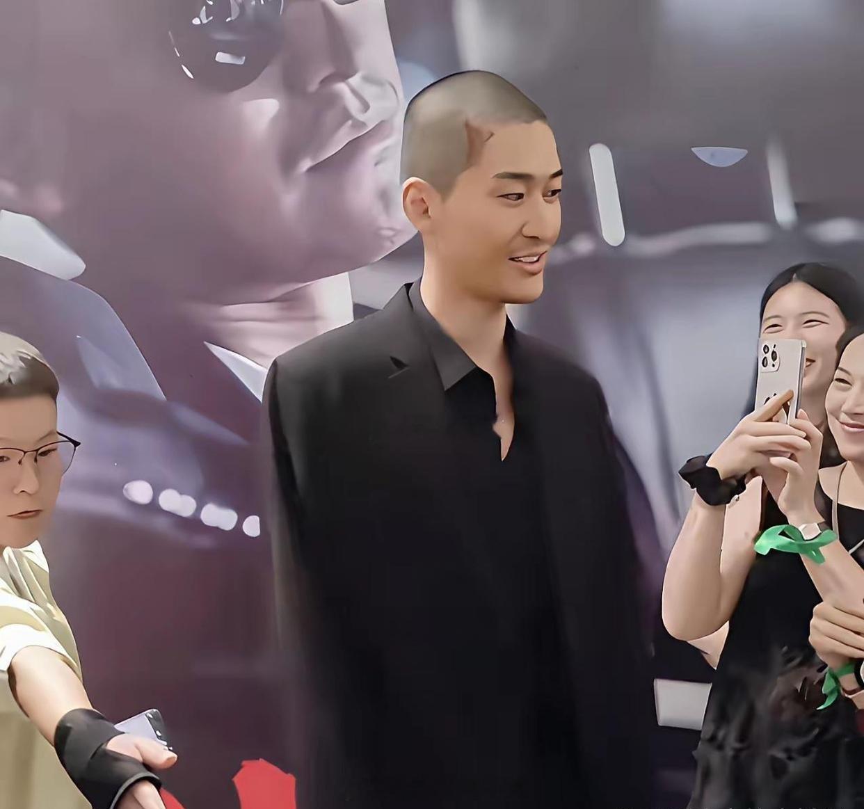 天呐这是真实存在的吗？曾经好歹也是男神级别的颜值