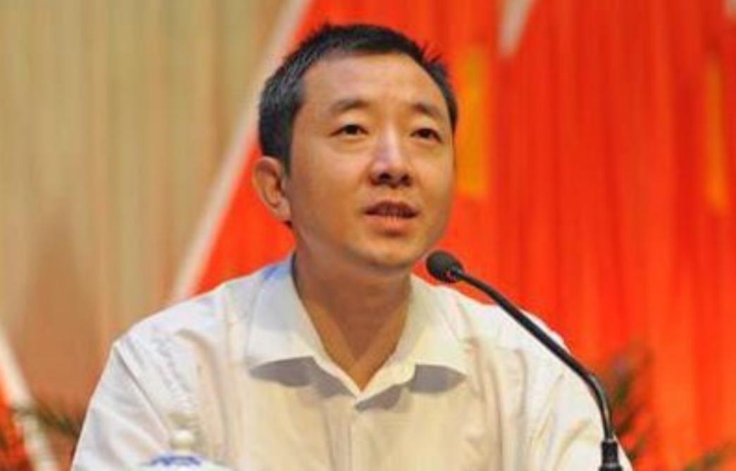 2015年8月，巴东县原县长刘冰被押上警车那天，陈行甲站在县政府门口，刘冰突然回