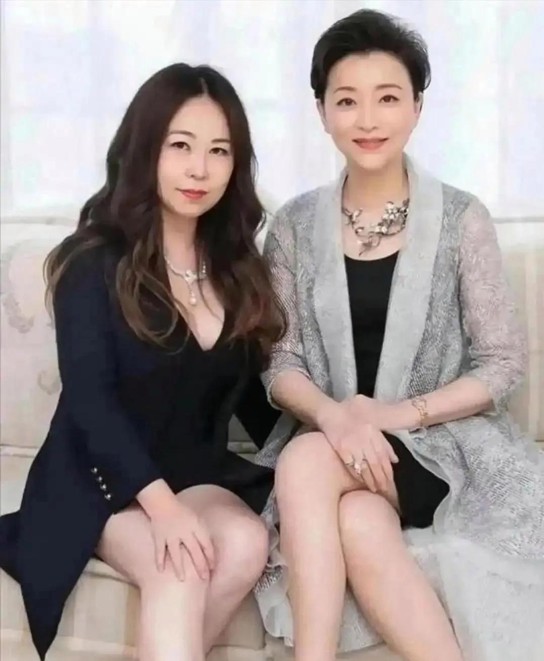 杨澜和女儿同框合影曝光✨母女二人穿搭优雅大方，坐姿从容舒展女儿气场沉稳有度，