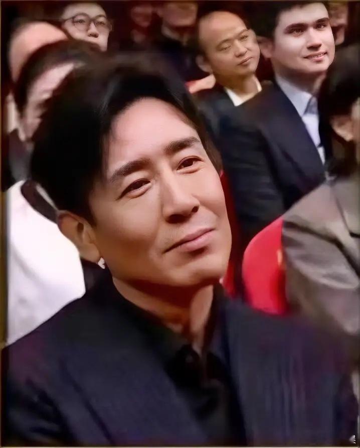微表情是不会骗人的，于和伟的表情已经出卖了他，很明显能感觉到，于和伟在强撑着体面