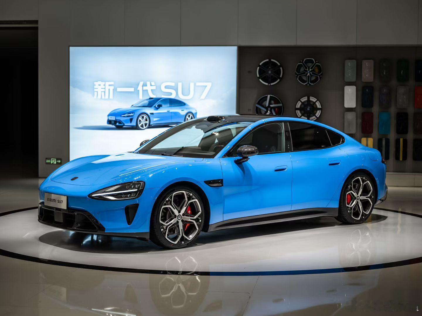 新小米Su7已到店，只能静态展示，但不影响去欣赏他优美的车身线条和设计语言。看这
