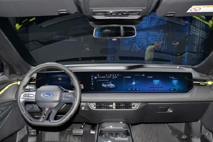 12月4号这天，福特蒙迪欧新款车子就这么新鲜出炉了，起步价还咬着14.98万没松