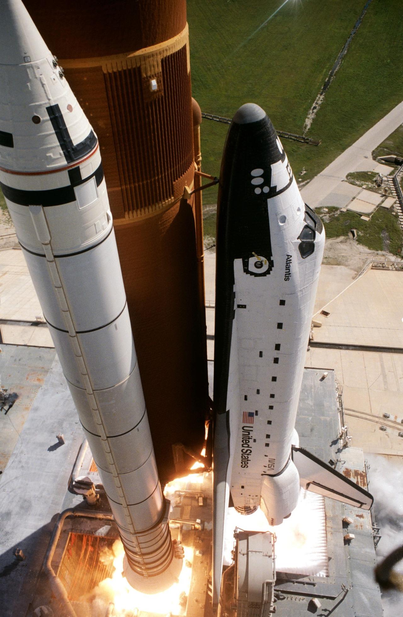 1985年10月3日：STS-51-J“亚特兰蒂斯”号航天飞机首飞STS-51