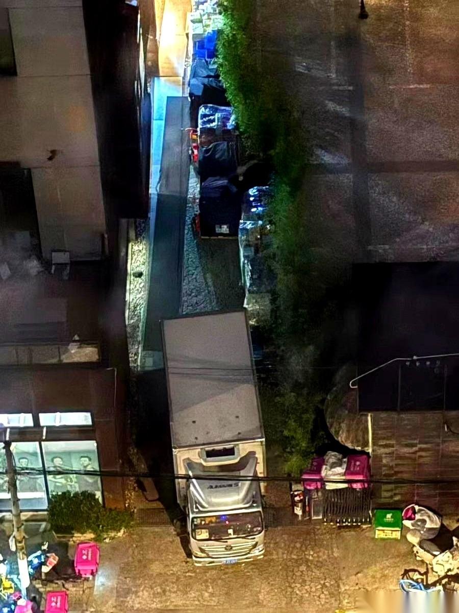 凌晨两点，一声闷响砸穿墙壁，整栋楼的玻璃跟着嗡了一下。紧接着，是那种让人头皮发