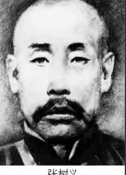 1939年，八路军战士在刺死七个鬼子后，已经精疲力尽了。这时，一个高大的日军朝他