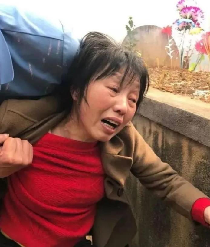 1984年，一战士壮烈牺牲，其新婚20天妻子拒绝改嫁，坚持生下遗腹子，35年后，