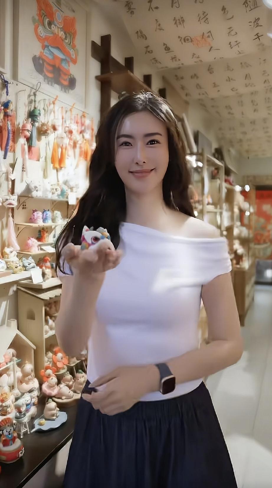 车模兽兽近照曝光，终于又有点找回年轻时的感觉了，看来她最近没少下功夫，拼命控制身