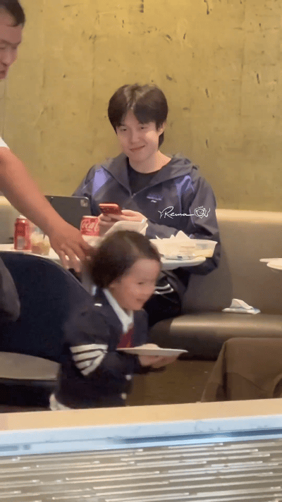 老天爷啊，看王楚钦这满脸的温柔和宠溺，以后就是妥妥的女儿奴，实锤了！这是在