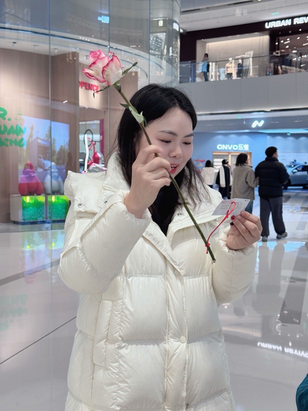 全国多地出现派花使者杭州街边随机刷新送花NPC三八节将至，一场温柔的派花行动在全