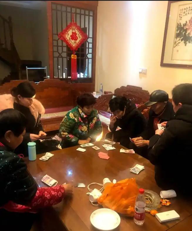 10万一晚！农村牌局黑吃黑，发小联手做局：你的年终奖成了他们的年夜饭！💸辛苦