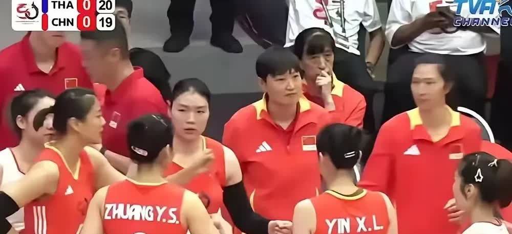 感觉到压力，赖亚文全程陪伴女排赶到泰国，队员在拼命，她在抱胸思考！排球今年不