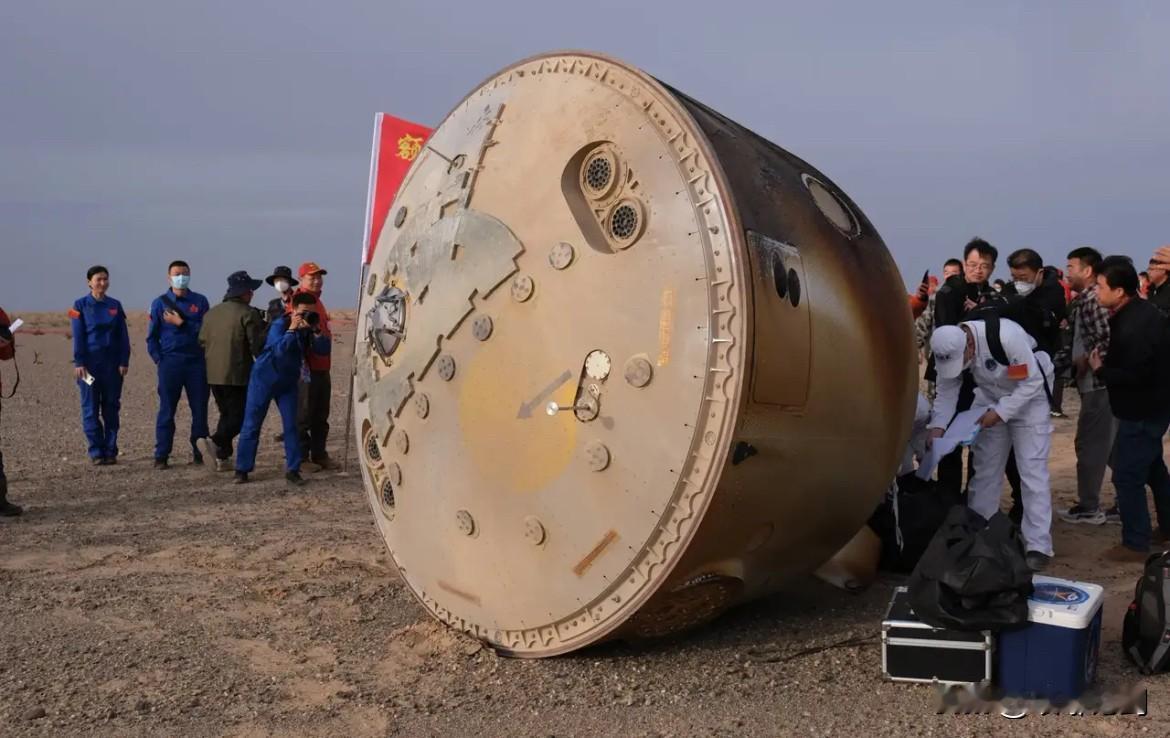 太空碎片突袭、舷窗现裂纹、推迟两月返回！神舟二十号以无人状态成功着陆东风着陆