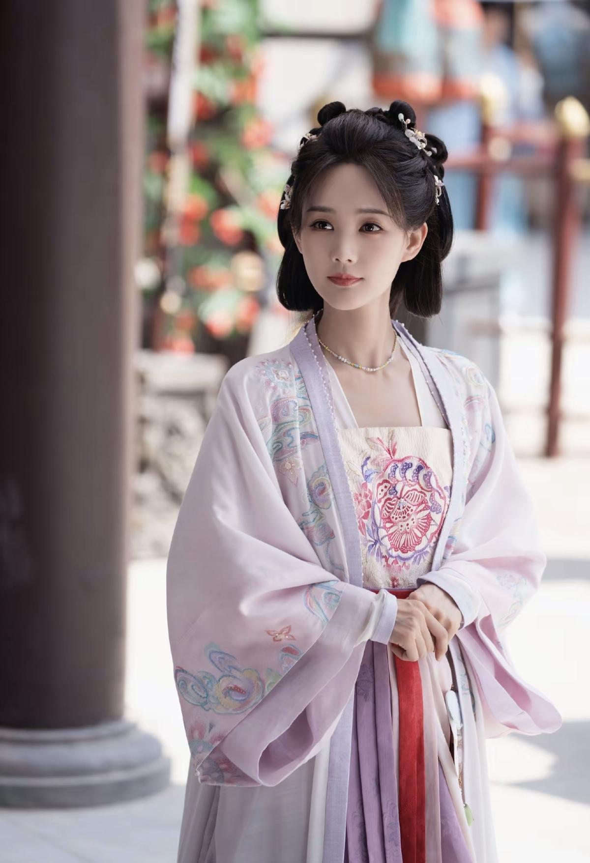 亭台院落，古风悠悠。李一桐身着雅致汉服，精美刺绣点缀衣衫，眉眼沉静温柔，完美诠释