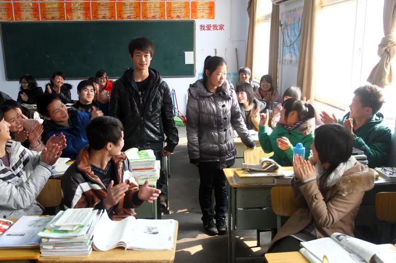 『单位组织了一对一帮扶失学儿童的活动，我资助了一名女生。初中时，我每月给予她