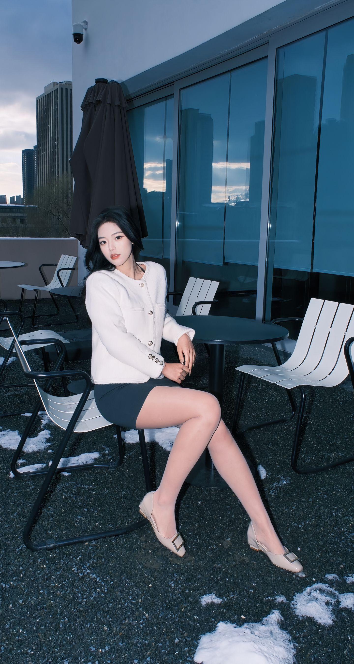 她什么都不在乎所以她漂亮。